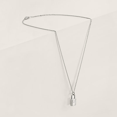ペンダント 《アミュレット》 ケリー | Hermès - エルメス-公式 ペンダント 《アミュレット》 ケリー | Hermès - エルメス-公式